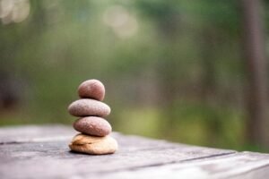 Equilibrio y tranquilidad encarnados por piedras apiladas en un entorno natural al aire libre.